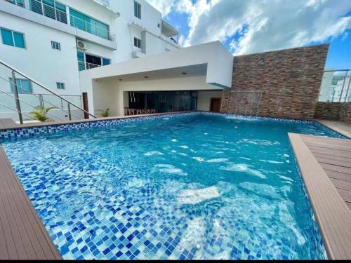una gran piscina frente a un edificio en Deluxe_4to Floor_1BR_POOL_GYM en Santo Domingo