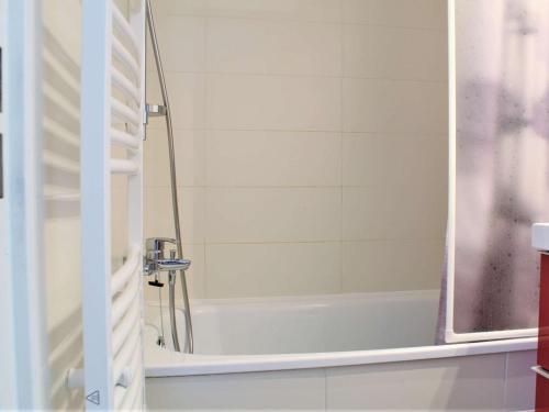 La salle de bains est pourvue d'une baignoire et d'une douche. dans l'établissement Appartement Risoul, 1 pièce, 4 personnes - FR-1-330-567, à Risoul