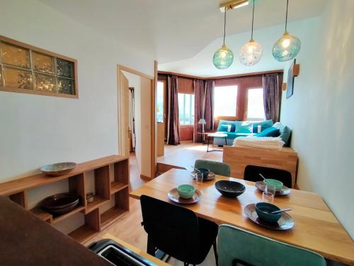 - un salon avec une table en bois et une salle à manger dans l'établissement Avoriaz: Appartement cosy 3 pièces pour 5 pers avec WiFi, TV, appareil à raclette - FR-1-633-77, à Morzine