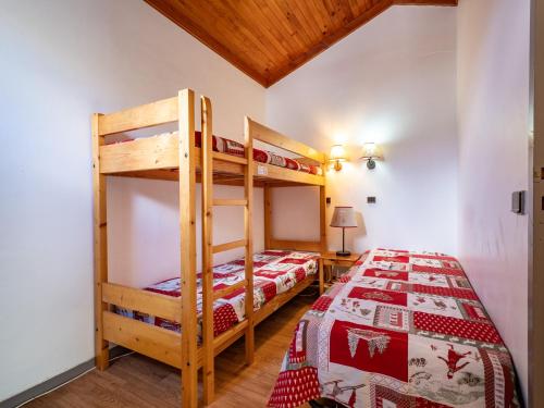 een slaapkamer met 2 stapelbedden en een bed bij Appartement Méribel, 4 pièces, 7 personnes - FR-1-355-233 in Les Allues