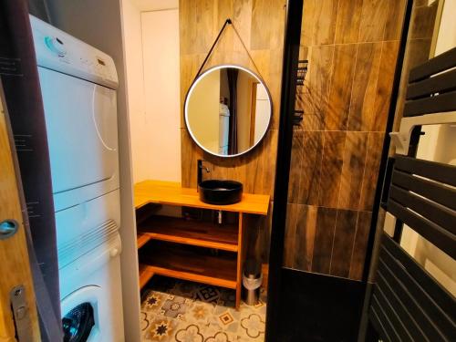 La salle de bains est pourvue d'un miroir sur un mur en bois. dans l'établissement Avoriaz: Appartement cosy 3 pièces pour 5 pers avec WiFi, TV, appareil à raclette - FR-1-633-77, à Morzine