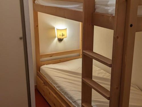 - deux lits superposés avec une lumière sur le mur dans l'établissement Appartement lumineux 6 pers, pied des pistes, commerces, bien équipé - FR-1-262-184, à Orcières