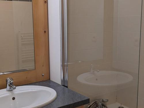 une salle de bain avec un lavabo et une douche dans l'établissement Appartement lumineux 6 pers, pied des pistes, commerces, bien équipé - FR-1-262-184, à Orcières