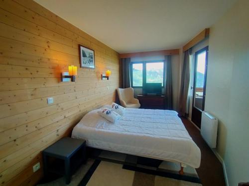 1 dormitorio con 1 cama y 1 silla en Appartement Avoriaz, 3 pièces, 6 personnes - FR-1-633-76, en Morzine