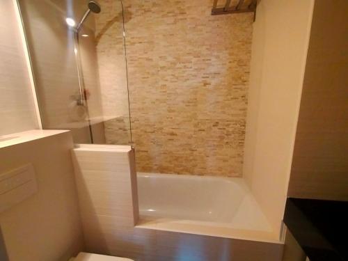 La salle de bains est pourvue d'une baignoire et d'une douche en verre. dans l'établissement Appartement Avoriaz, 3 pièces, 6 personnes - FR-1-633-76, à Morzine