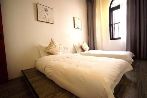 two beds in a hotel room with white sheets at Ipoh Old Town Heritage Family Suite-6R4B -12-16pax in Ipoh