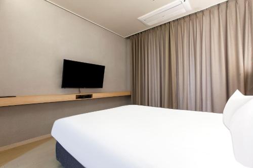 TV a/nebo společenská místnost v ubytování Ocean Soleview Hotel