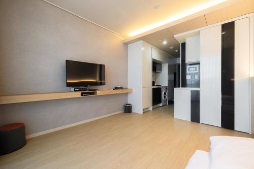 TV a/nebo společenská místnost v ubytování Ocean Soleview Hotel