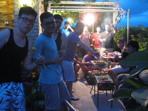 吉安郷にあるEvergreen Garden Houseの焼き物の前に立つ人々