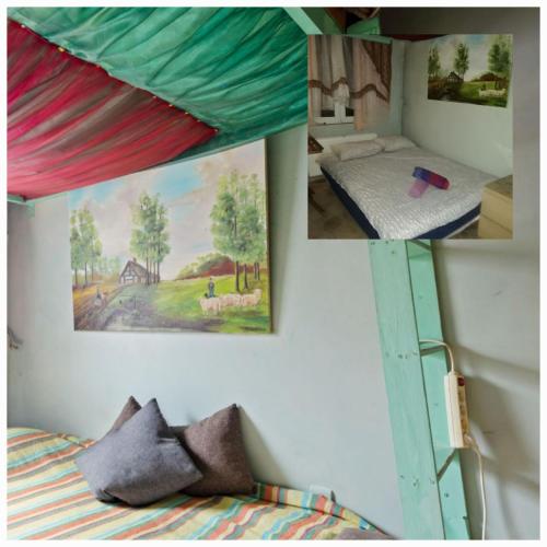 a bedroom with a bed and a painting on the wall at Lockable room center in Antwerp