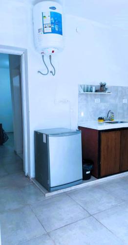 - une cuisine équipée d'un réfrigérateur à côté d'un comptoir dans l'établissement Departamentos Isabella, à Villa Unión