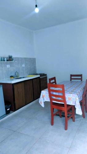 維拉優尼恩的住宿－Departamentos Isabella，厨房配有桌子、桌子和椅子