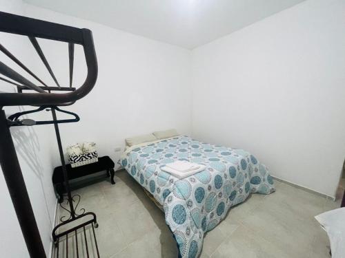 - une chambre avec un lit dans l'angle dans l'établissement Departamentos Isabella, à Villa Unión