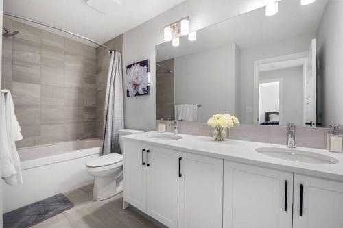 Ένα μπάνιο στο Bright & Spacious 3 Beds Luxury Home in SE Calgary
