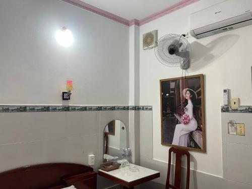 een kamer met een foto van een vrouw aan de muur bij Mai Phương Thúy Motel in Bien Hoa