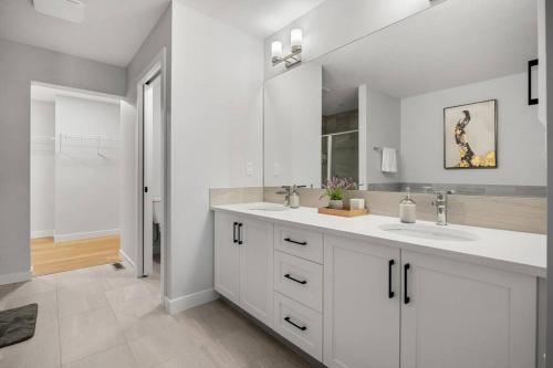 Ένα μπάνιο στο Bright & Spacious 3 Beds Luxury Home in SE Calgary