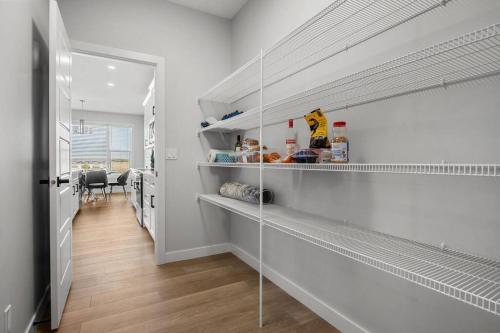 Η κουζίνα ή μικρή κουζίνα στο Bright & Spacious 3 Beds Luxury Home in SE Calgary