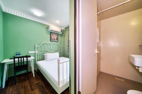Habitación con baño con lavabo y aseo. en Men Tang Hotel en Shanghái