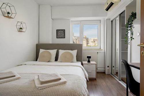 Ένα ή περισσότερα κρεβάτια σε δωμάτιο στο Old City Center River View-4BR-Parliament-Metro-Park