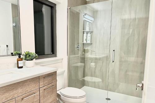 Un baño con ducha, inodoro y lavabo. en Modern 2 Bed Furnished Apartment in Quincy, en Quincy