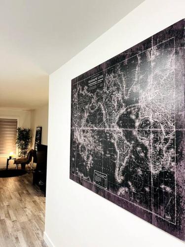 Μια τηλεόραση ή/και κέντρο ψυχαγωγίας στο Walking distance to St Boniface, easy parking