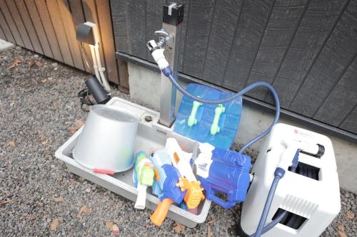 a plastic container with toys in it on the ground at SAUNA FOREST CABIN 軽井沢 御代田 A棟 zen-asobi in Oiwake