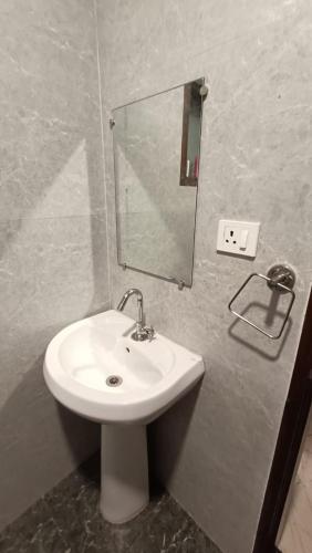 Ένα μπάνιο στο 85 The Ganges 2 BHK Apartment for Homestay