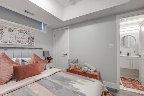 1 dormitorio con 1 cama grande con almohadas rosas en Cozy Nest, en Niagara Falls