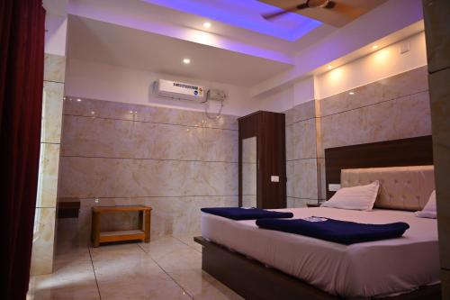 a bedroom with two beds and a blue light at Blue Pearl Beach Guest House in Māvalli