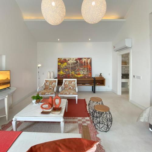 a living room with a couch and a table at Rio Holiday Boutique Hotel in Niterói