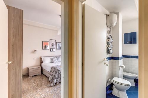 un bagno con servizi igienici e un letto in una camera. di Rdd a Roma