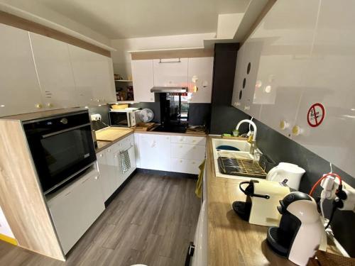Cuisine ou kitchenette dans l'établissement Logement cosy, situé entre ciel et mer