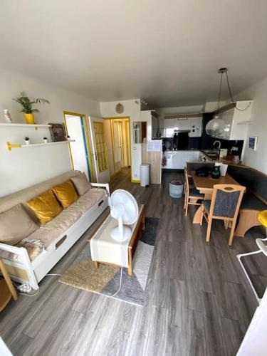 un salon avec un canapé et une table dans l'établissement Logement cosy, situé entre ciel et mer, à Vence