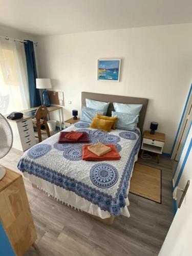 une chambre avec un lit avec deux serviettes dessus dans l'établissement Logement cosy, situé entre ciel et mer, à Vence