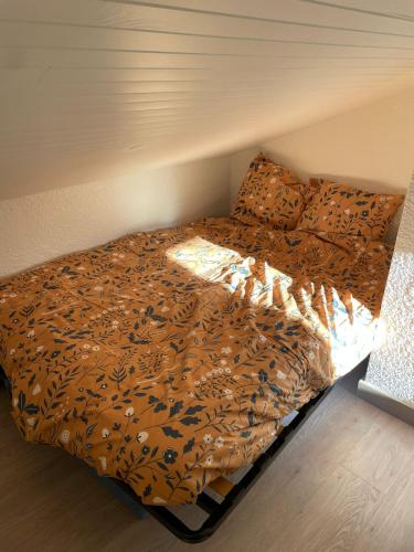 - une chambre avec un lit doté d'une couette et d'oreillers dans l'établissement Alpe d Huez 6 pers appart, à Huez