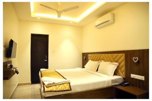 una camera con letto e ventilatore a soffitto di Starwin Residency a Rāmanathapuram