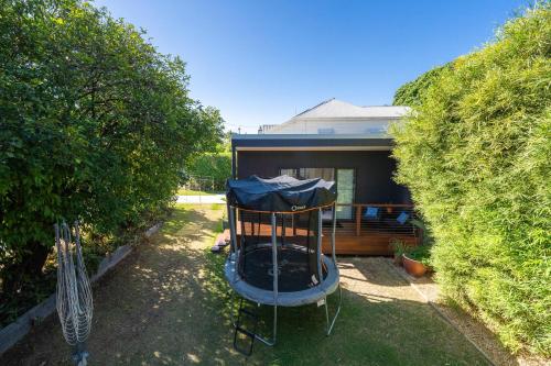 a backyard with a golf cart in the yard at Cozy 1 Bed 1 Bath Tiny Home near CBD in Brisbane
