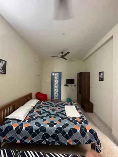 Postel nebo postele na pokoji v ubytování Jothi Residency