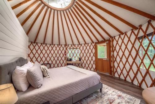 En eller flere senge i et værelse på OT 3515A Texas Yurt Haus Armadillo
