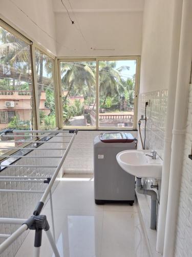 y baño con lavamanos y lavamanos. en Suvarna Grande Homes en Mangalore