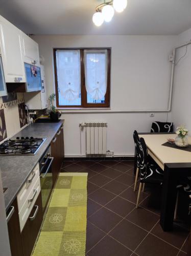eine Küche mit einem Tisch und einer Arbeitsplatte in der Unterkunft Apartament Belvedere in Galaţi