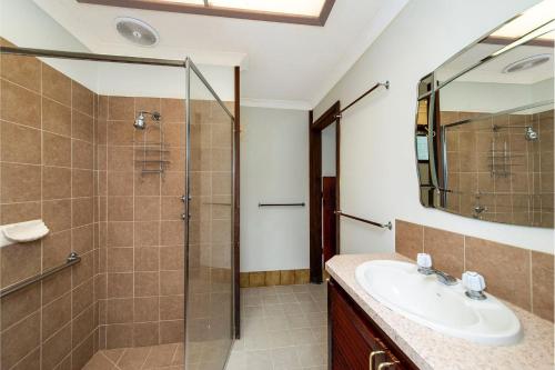 uma casa de banho com um lavatório e um chuveiro em Rose Cottage Nannup em Nannup