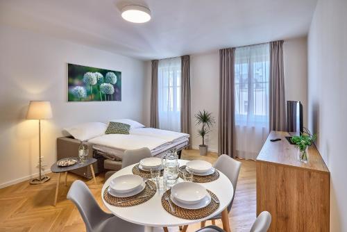 TV a/nebo společenská místnost v ubytování DownTown Suites Rubesova