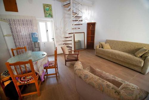 een woonkamer met een bank en een tafel en stoelen bij Arsinoe Guest House in Famagusta