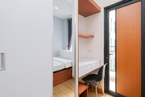 Llit o llits en una habitació de RedLiving Syariah Apartemen MKostel - Tower A1 Kencana Loka