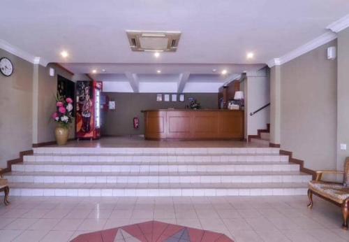 a large lobby with stairs and a waiting room at Theatreinn Sri Aman in Sri Aman