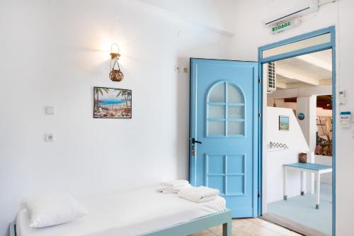 Ένα ή περισσότερα κρεβάτια σε δωμάτιο στο Beachfront Lampis Dolphin 2