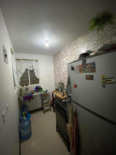 阿瓜斯卡連特斯的住宿－Casa para descanso，厨房配有冰箱和台面