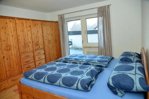 1 Schlafzimmer mit 2 Betten und einem Fenster in der Unterkunft Zur angenehmen Gegend in Annweiler am Trifels