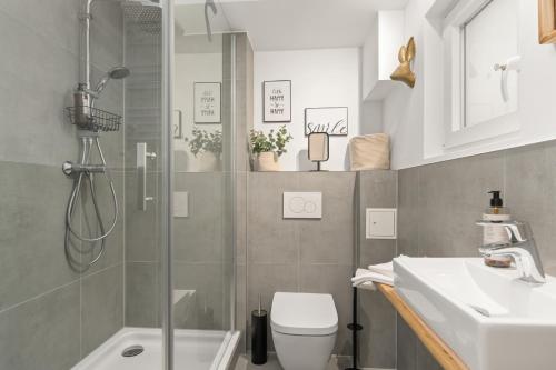 Un baño con ducha, inodoro y lavabo. en MEL&BENS Domshof Zentrum Balkon, en Bremen